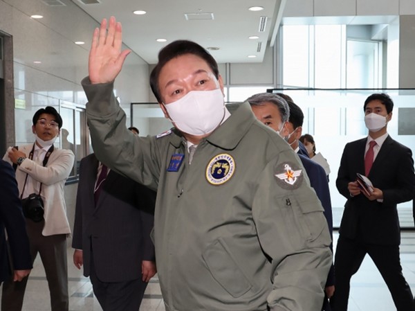 윤석열 대통령이 30일 서울 용산 국방부·합참 청사를 방문해 선물 받은 공군 점퍼 차림으로 이동하고 있다.(사진=연합뉴스)