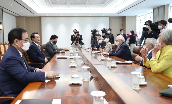 윤석열 대통령이 3일 용산 대통령실에서 드윈 퓰너 헤리티지재단 아시아연구센터 회장, 미국기업연구소(AEI) 시니어펠로우 폴 월포위츠 박사 등 미국 보수 학계, 전‧현직 미 정부 주요 인사를 접견하고 있다.(사진=대통령실 제공)