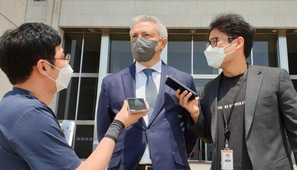 드미트로 포노마렌코 주한 우크라이나 대사가 3일 국회에서 금명간 우크라이나를 방문할 것으로 알려진 이준석 국민의힘 대표를 만난 뒤 국회를 나서며 취재진의 질문에 답변하고 있다.(사진=연합뉴스)