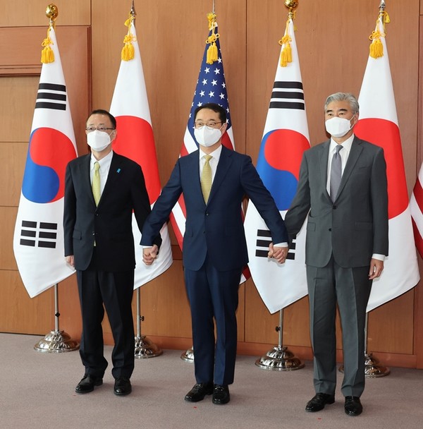 후나코시 다케히로(船越健裕) 일본 외무성 아시아·대양주국장, 김건 외교부 한반도평화교섭본부장, 성 김 미국 국무부 대북특별대표(왼쪽부터) 등 3국 북핵 수석대표들이 3일 서울 종로구 외교부 청사에서 열린 한·미·일 북핵수석대표 협의에 앞서 기념촬영을 하고 있다.(사진=공동취재단, 연합뉴스)