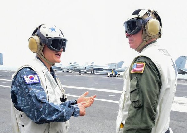 한미 해군 연합훈련이 일본 오키나와 동남방 공해상에서 진행된 2일 한국 해군 환태평양훈련전단장 안상민 준장이 미 해군 핵추진 항공모함 로널드레이건호(CVN-76)에 도착해 미 5항모강습단장 마이클 도넬리(Michael Donnelly) 준장과 만나 대화를 나누고 있다. (사진=합동참모본부 제공)