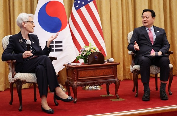 조현동 외교부 1차관(오른쪽)과 웬디 셔먼 미국 국무부 부장관이 7일 서울 종로구 외교부에서 회담을 마친 후 열린 도어스테핑에서 취재진 질문에 답변하고 있다.(사진=연합뉴스)