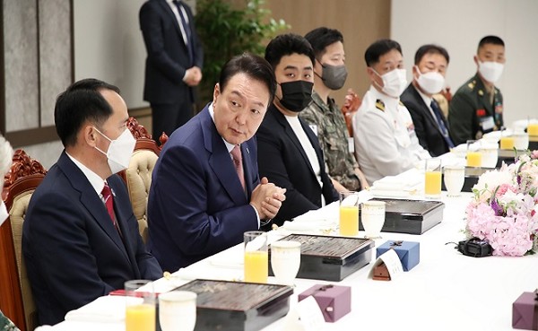 윤석열 대통령이 9일 오전 서울 용산 대통령실 청사에서 열린 '호국영웅 초청 소통식탁' 행사에서 인사말을 하고 있다. 이날 행사에는 천안함 생존 장병과 희생자 유족, 천안함 실종자 구조 과정에서 순직한 고(故) 한주호 준위 유족, 연평해전과 북한의 목함지뢰 도발 희생자 유족 등 20명이 참석했다.  (왼쪽부터) 최원일 전 천안함 함장, 윤 대통령, '목함지뢰 영웅' 하재헌 예비역 중사. (사진=대통령실통신사진기자단 제공) 