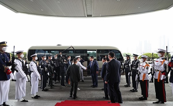 윤석열 대통령이 9일 오전 서울 용산 대통령실 청사에서 열린 '호국영웅 초청 소통식탁' 행사를 마친 뒤 제2연평해전 생존자인 이희완 중령을 배웅하고 있다. (사진=대통령실 제공)