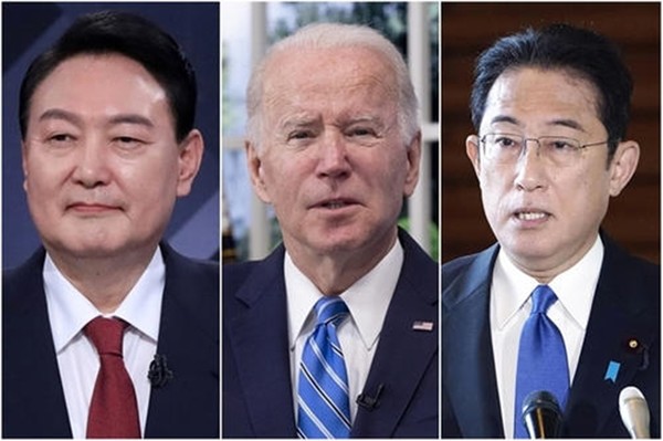 윤석열 대통령(왼쪽)은 오는 29~30일 스페인 마드리드에서 열리는 나토 정상회의에 참석해 조 바이든 미국 대통령(가운데), 기시다 후미오 일본 총리와 한미, 한미일 정상회담을 추진 중이다. (자료 사진=연합뉴스)