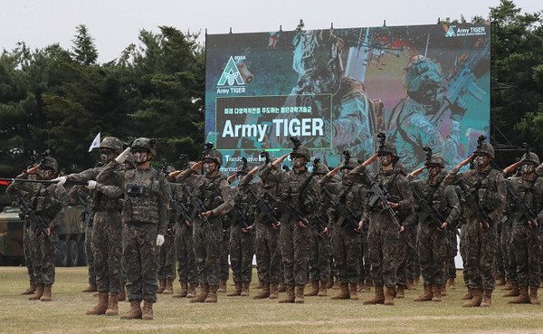 10일 경기 양주시 25사단 사령부 일대에서 열린 '아미타이거 시범여단전투단 선포식'에서 장병들이 경례하고 있다. (사진=공동취재단)