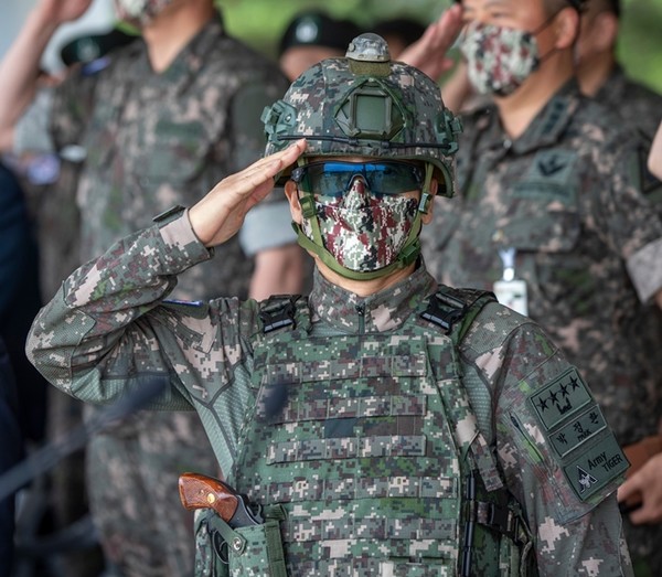 박정환 육군참모총장이 10일 경기도 양주 소재 육군 제25사단에서 열린 ‘아미타이거 시범여단전투단 선포 및 신규 무기체계 명명식’에서 워리어플랫폼 차림으로 거수 경례를 하고 있다.(사진=육군 제공)