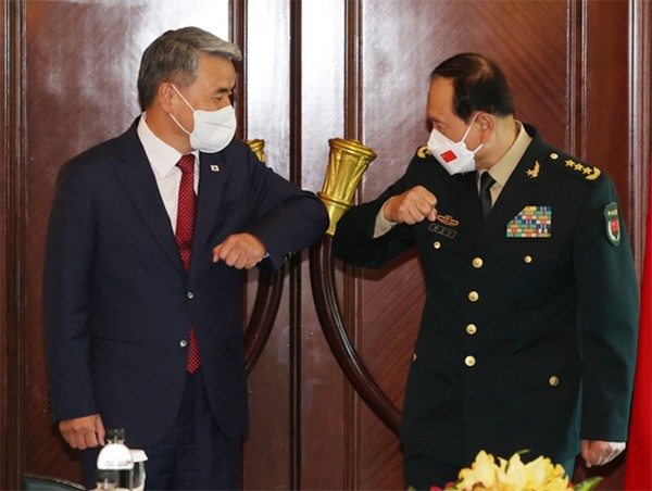 이종섭 국방부 장관이 제19차 아시아안보회의에 함께 참석한 웨이펑허(魏鳳和) 중국 국방부장(장관)과 10일 싱가포르 샹그릴라 호텔에서 회담에 앞서 팔꿈치 인사를 나누고 있다.(사진=연합뉴스)