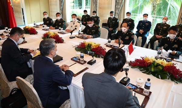 이종섭 국방부 장관이 제19차 아시아안보회의에 함께 참석한 웨이펑허(魏鳳和) 중국 국방부장(장관)과 10일 싱가포르 샹그릴라 호텔에서 한중 국방장관 회담을 하고 있다.(사진=연합뉴스)