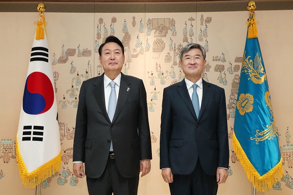 윤석열 대통령(왼쪽) 10일 오후 용산 대통령실 청사에서 조태용 주미대사에게 신임장을 수여한 뒤 기념촬영을 하고 있다. (사진=대통령실통신사진기자단)