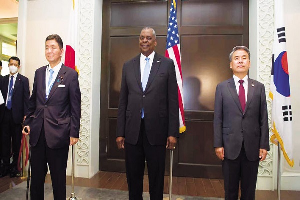 제19차 아시아안보회의가 열린 11일(현지시간) 싱가포르 샹그릴라 호텔에서 이종섭 국방부 장관(오른쪽)이 로이드 오스틴 미국 국방장관(가운데), 기시 노부오(岸信夫) 일본 방위상과 3국 국방장관회담을 앞두고 기념촬영 중이다. (사진=국방부 제공)