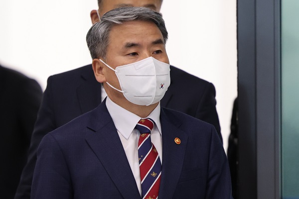 싱가포르에서 열린 아시아안보회의(샹그릴라 대화)에 참석했던 이종섭 국방부 장관이 13일 오후 인천공항을 통해 귀국하고 있다. (사진=연합뉴스)