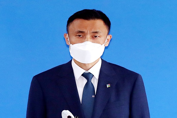 윤형진 국방부 국방정책실 정책기획과장이 16일 오후 인천시 연수구 인천해양경찰서에서 '서해 공무원 피격사건' 최종 수사 결과와 관련해 추가 설명을 하고 있다. (사진=연합뉴스)