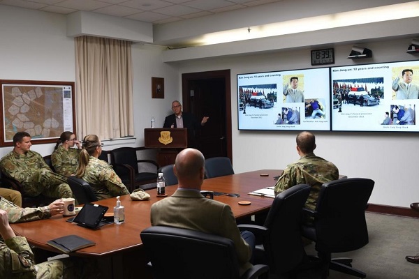 AFGSC가 공개한 테런스 로리그 미 해군대학 교수의 발표 모습. (사진=AFGSC 홈페이지 갈무리)
