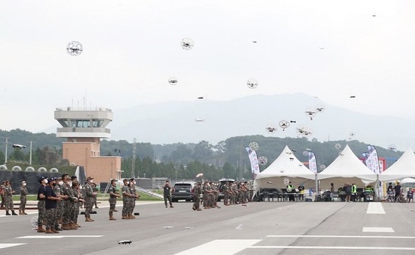 '아미타이거 드론봇 페스티벌'에서 민관군 드론날리기 행사가 진행되고 있다. (사진=육군 제공)