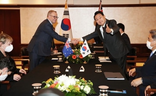 나토 정상회의 참석 차 스페인을 방분 중인 윤석열 대통령은 28일(현지시간) 첫 번째 공식 일정으로 앤서니 앨버니지 호주 총리와 한-호주 정상회담을 가졌다.(사진=연합뉴스)