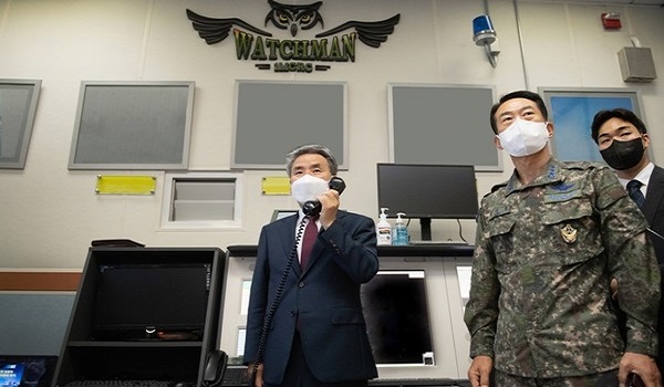 이종섭 국방부 장관이 지난달 11일 공군작전사령부 제1MCRC(중앙방공통제소)를 방문해 장병들을 격려하는 모습. (자료 사진=국방부 제공)