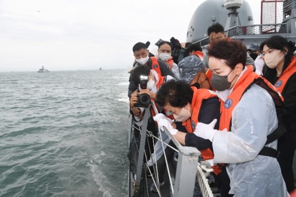 제2연평해전 유가족들은 승전 20주년 기념일인 29일 오후 경기도 서해 해상에서 유도탄고속함 조천형함을 타고 헌화 행사를 가졌다.(사진=연합뉴스)