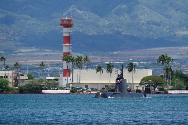 1800t급 잠수함 신돌석함.