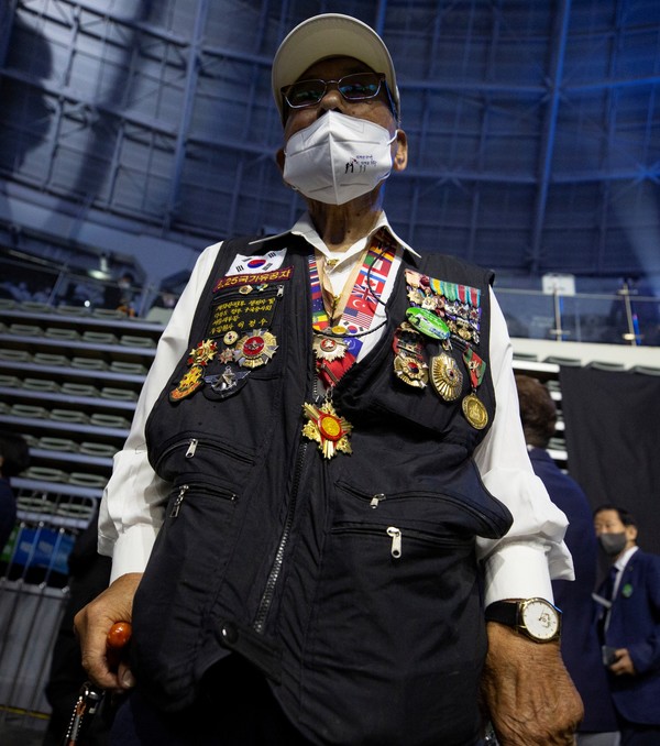 25일 서울 장충체육관에서 열린 ‘지켜낸 자유, 지켜갈 평화’ 주제의 6·25 한국전쟁 72주년 기념식에 참석한 참전유공자.