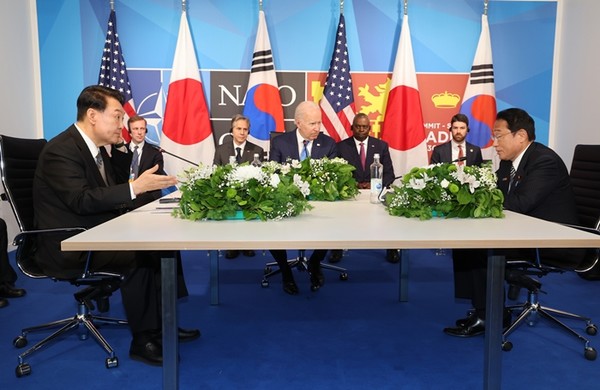 윤석열 대통령이 29일(현지시간) 스페인 마드리드 이페마(IFEMA) 컨벤션센터에서 열린 조 바이든 미국 대통령(가운데), 기시다 후미오 일본 총리(오른쪽)와 한미일 정상회담을 하고 있다.(사진=연합뉴스)