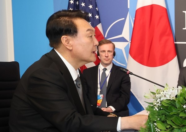 윤석열 대통령이 29일(현지시간) 스페인 마드리드 이페마(IFEMA) 컨벤션센터에서 조 바이든 미국 대통령, 기시다 후미오 일본 총리와 가진 한미일 정상회담에서 발언하고 있다.(사진=연합뉴스)