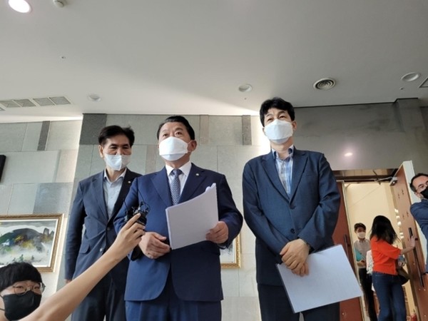 더불어민주당 ‘서해 공무원 피살사건 관련 태스크포스(TF)’ 단장 김병주 의원(가운데)이 1일 합참을 방문해 관계자 면담 결과를 기자들에게 설명하고 있다.(사진=연합뉴스)