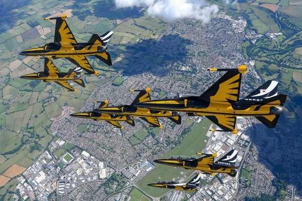 블랙이글스가 1일 영국 잉글랜드 남서부에 위치한 요빌 상공에서 편대비행을 하고 있다.(사진=공군 제공)