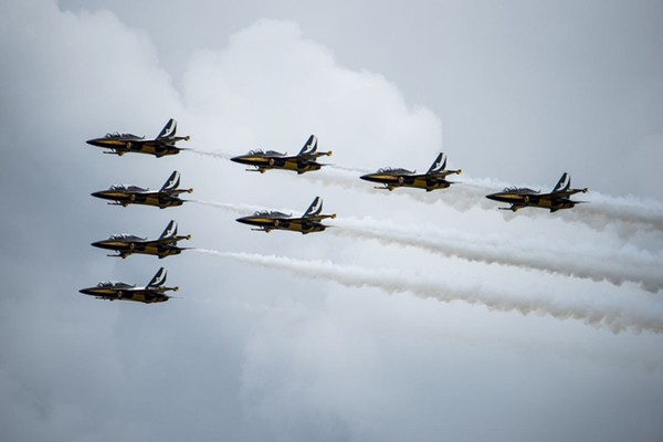 블랙이글스가 1일 영국 잉글랜드 남서부에 위치한 요빌 상공에서 첫 현지 적응을 위해 시험비행을 하고 있다.(사진=공군 제공)
