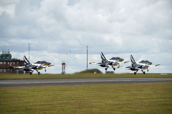 블랙이글스가 영국 잉글랜드 남서부 보스콤브다운 기지에서 시험비행을 위해 이륙하고 있다.(사진=공군 제공)