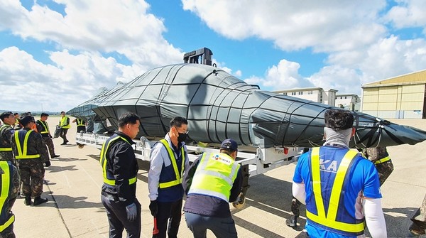 CJ대한통운 관계자들이 영국 국제 에어쇼에 참가하는 공군 블랙이글스 T-50B 항공기 9대를 영국까지 운송하는 '블랙이글스 프로젝트' 작업을 하고 있다.(사진=CJ대한통운 제공)