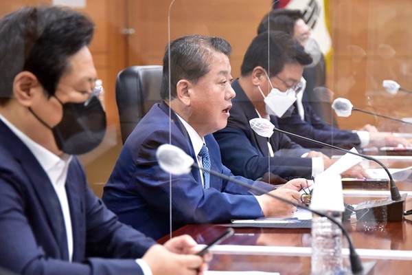 더불어민주당 ‘서해 공무원 사망사건 태스크 포스(TF)’ 단장인 김병주 의원이 5일 인천시 연수구 해양경찰청을 찾아 정봉훈 해경청장 등 간부들을 상대로 이 사건 관련 발언을 하고 있다. (사진=국회사진기자단)