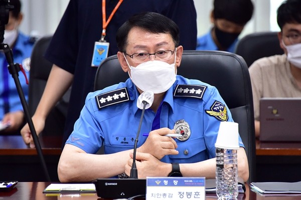 정봉훈 해양경찰청장이 5일 인천시 연수구 해양경찰청에서 열린 더불어민주당 서해 공무원 사망사건 TF 3차 회의에서 TF단장인 김병주 의원의 발언을 듣고 있다. (사진=국회사진기자단)
