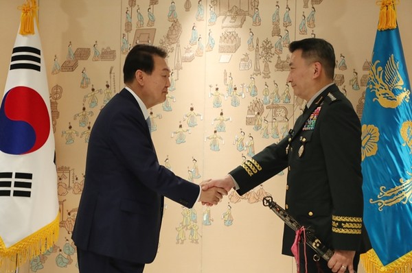 윤석열 대통령이 5일 서울 용산 대통령실 청사에서 열린 삼정검 수치 수여식에서 김승겸 합참의장과 악수하고 있다.(사진=대통령실통신사진기자단)