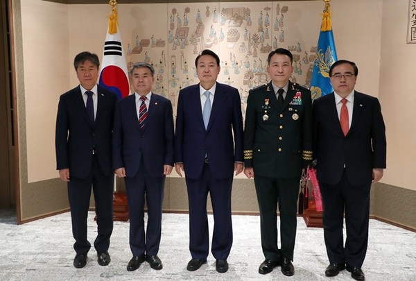 윤석열 대통령이 5일 서울 용산 대통령실 청사에서 김승겸 합참의장의 삼정검에 새 수치를 달아준 뒤 기념촬영을 하고 있다. 왼쪽부터 김대기 비서실장, 이종섭 국방부 장관, 윤 대통령, 김승겸 합참의장, 김성한 국가안보실장.(사진=대통령실통신사진기자단)