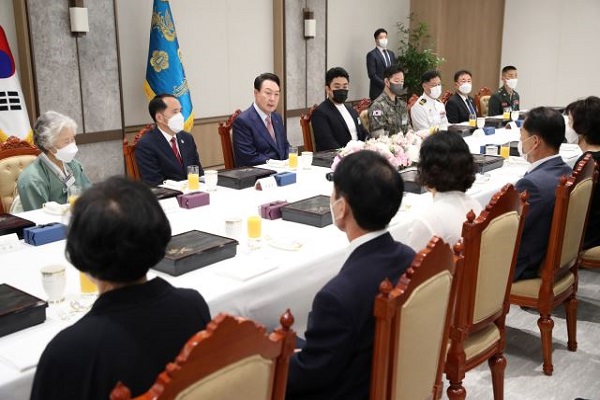 지난달 9일 용산 대통령실 청사에서 진행된 '호국영웅 초청 소통식탁' 행사. 이날 오찬에는 윤석열 대통령을 비롯해 천안함 생존 장병과 희생자 유족, 연평해전 희생자 유족, 최원일 전 천안함 함장, 목함지뢰 영웅인 하재헌 예비역 중사 등이 참석했다. (사진=대통령실통신사진기자단 제공)