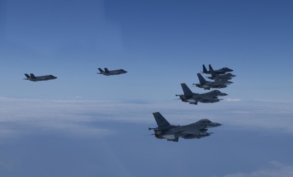 북한의 지속적인 탄도미사일 도발에 대응해 6월 7일 서해상에서 공중무력시위 비행을 하고 있는 한국 공군의 F-35A, F-15K, KF-16 전투기들. (사진=합동참모본부 제공)