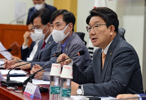 권성동 국민의힘 원내대표(오른쪽 첫번째)가 6일 국회 의원회관에서 열린 ‘해양수산부 공무원 피격사건 진상조사 태스크포스(TF)’의 최종 결과보고서 발표에 앞서 인사말을 하고 있다.(사진=국회사진기자단)