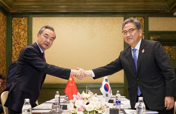 박진 외교부 장관(오른쪽)이 7일(현지시간) G20 외교장관회의가 열리고 있는 인도네시아 발리에서 왕이 중국 외교부장과 회담에 앞서 악수하고 있다.(사진=외교부 제공)