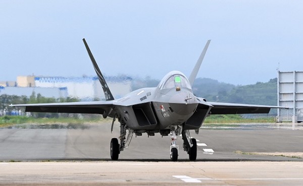 경남 사천 한국항공우주산업(KAI)에서 6일 지상테스트를 시작한 한국형 전투기 KF-21 시제 1호기가 지상활주를 하고 있다. (사진=공동취재단) 