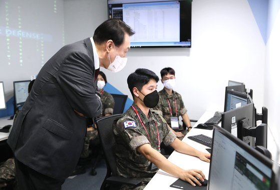 윤석열 대통령이 13일 경기 성남시 판교 제2테크노밸리 기업지원 허브에서 제11회 정보보호의 날 기념식을 마친 후 실전형 사이버 훈련장을 찾아 사이버 침해 대응 훈련을 받는 교육생을 격려하고 있다. (사진=대통령실 사진기자단)