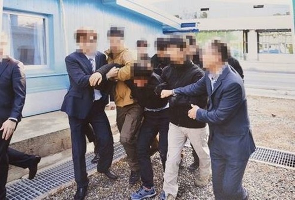 지난 2019년 11월 북한 선원 2명이 동료 16명을 살해하고 탈북해 귀순 의사를 밝혔으나 당시 문재인 정부는 이들을 판문점을 통해 북한으로 추방했다.(사진=통일부 제공)