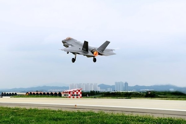 공군 F-35A 스텔스 전투기가 한·미 연합 비행훈련을 위해 지난 12일 청주 공군기지를 이륙하고 있다.(사진=공군 제공)
