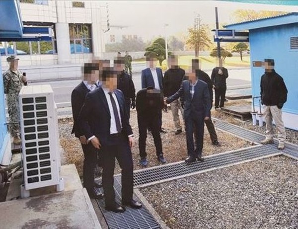 지난 2019년 11월 탈북 어민 2명이 귀순 의사를 밝혔으나 판문점을 통해 북한으로 추방되는 모습.(사진=통일부 제공)