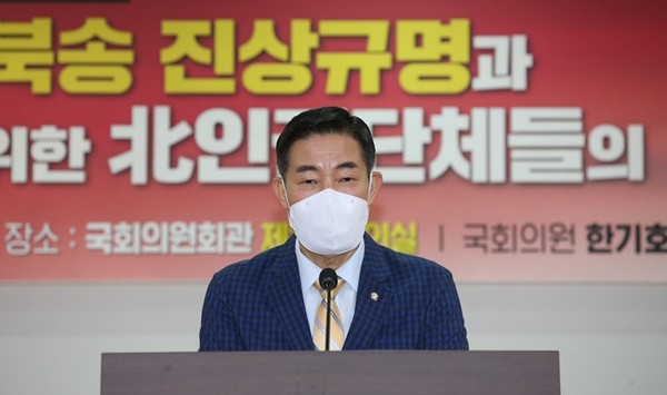 신원식 국민의힘 의원이 지난 1일 국회 의원회관에서 열린 ‘탈북 어부 강제북송 진상규명과 책임자 처벌을 위한 북 인권단체들의 행동대책: 탈북인권단체총연합회 특별세미나’에서 격려사를 하고 있다. (사진=국회사진기자단)