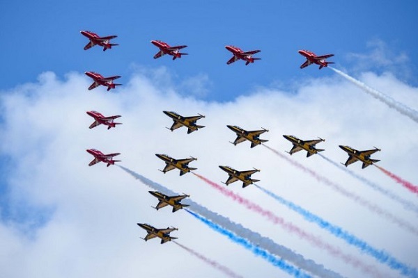 블랙이글스와 레드 애로우즈가 우정비행을 하는 모습. (사진=공군 제공)