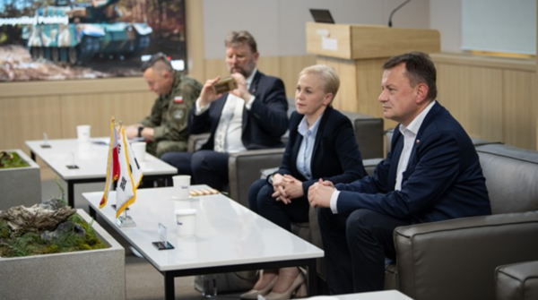 마리우슈 부아쉬착 폴란드 국방장관(맨 오른쪽)이 지난 5월 31일 현대로템 창원공장을 방문했다.(자료 사진=현대로템 제공)