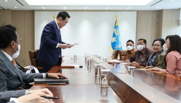 윤석열 대통령이 지난 5월11일 용산 대통령실에서 인도네시아  메가와티 수카르노푸트리 전 대통령을 접견하던 중 조코 위도도 대통령의 친서를 전달받고 있다.(자료 사진=대통령실사진기자단)