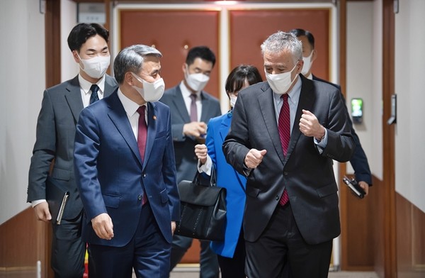 이종섭 국방부 장관(왼쪽)이 21일 서울 용산 국방부 청사에서 필립 골드버그 주한 미국대사를 접견한 후 함께 이동하고 있다.(사진=국방부 제공)