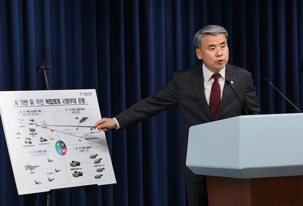 이종섭 국방부 장관이 22일 서울 용산 대통령실 청사 브리핑룸에서 윤석열 대통령에게 부처 업무보고를 한 뒤 그 결과를 브리핑하고 있다.(사진=연합뉴스)